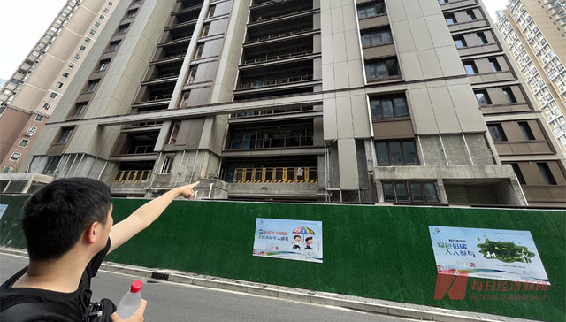 小区近三分之一房源卧室被遮挡、厨房间不通热水，上海内环新盘宁嘉馨苑遭业主维权……