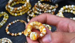 00后的新社交神器，人手一条“地摊货”？