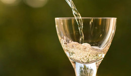 30亿“卖子”：酒企顺鑫农业剥离房地产业务还债，控股股东或兜底