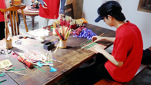 大学生拜师非遗老师傅 学竹编技艺传授小学生