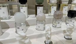 千元国产香水也卖断货，有人买香花掉上百万，有人靠二手倒卖大赚