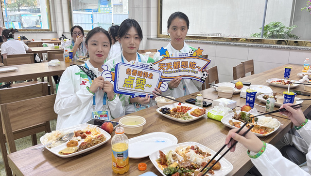 背对风景，保障精彩，成都大运会射击场馆自助餐服务工作获赞