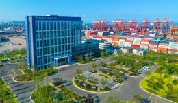 提速大宗干散货智慧绿色示范港口建设
山东港口日照港：数智赋能 一路向绿