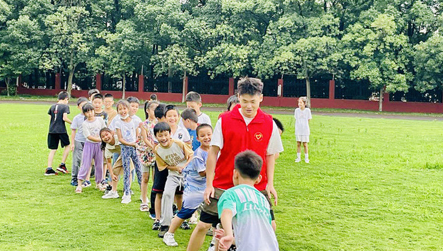 “官方带娃”进行中！一起来看看这群00后大学生暑期如何看管“小神兽”