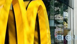 麥當(dāng)勞中國要沖擊10000店？化身“金拱門”六年成績?nèi)绾危? class=