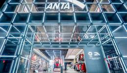 安踏半年營收逼近300億，“現(xiàn)金奶?！盕ILA重回增長，始祖鳥母公司盈虧平衡