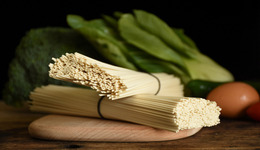 克明食品上半年净利润骤降8成，股价创年内新低，公司开始养猪