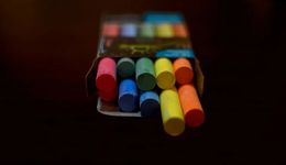 年产150亿支，一支粉笔卖到了70元，这个小村庄承包了全国85%的粉笔