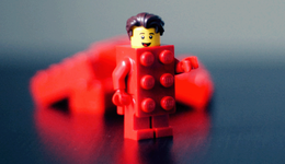 乐高遭遇20年来最严重的利润下滑