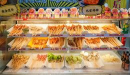 瑞幸傍上“豪門”，蜜雪冰城攻占小吃街