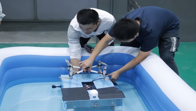 立体化智能识别、自动垃圾分类、水质监测……大学生研发河海两用智能“垃圾船”