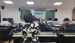 逃避内卷的年轻人，盯上了老年大学的音乐课