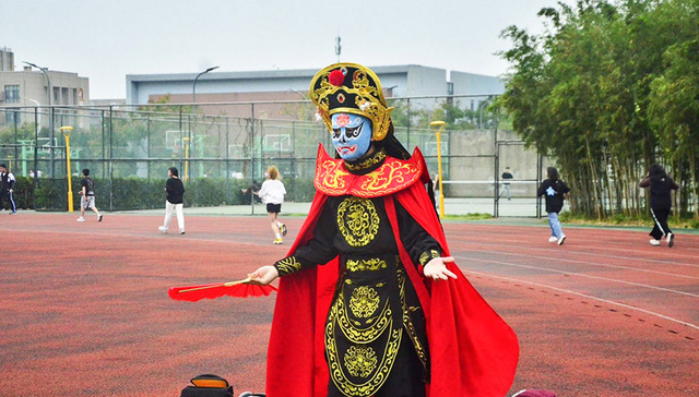 宁波财经学院大一男生自学川剧变脸走红校园