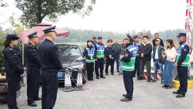 “现场跟随”零距离观摩执法，“多方代表”互动式共商良策|金牛区金泉街道积极组织开展“城管执法体验周”活动