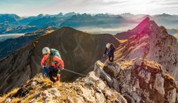 户外运动火出圈，千元冲锋衣卖断货