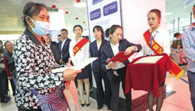 莲花池小区首批15名业主拿到不动产权证