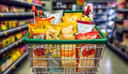 擴(kuò)張、合并、關(guān)店：零食界“新王”與“舊王”對決下半場