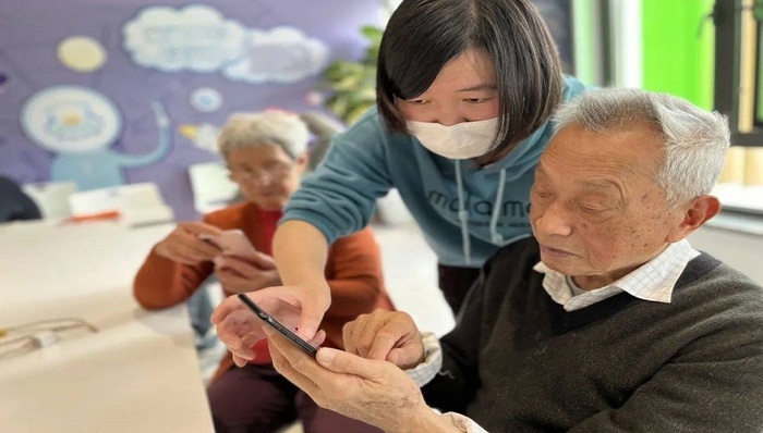 用“技术精度”赋能“服务温度”，普陀持续推广智慧健康养老应用 