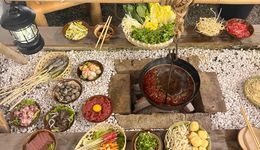 吊炉火锅，火爆全网，火锅界的“围炉煮茶”，正成为新晋顶流