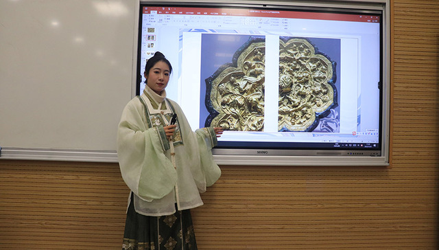 和“文物”撞衫，大学老师变身课堂活“教具”