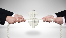 拼低价、蹭流量、喷友商，2023年的商战“杀疯了”