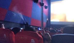 跨年档票房一天7亿，我们去体验了一把“特殊场”