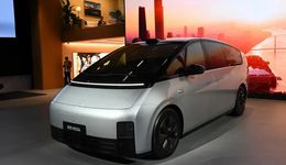 新能源蓬勃十年：造车新势力的洗牌与突围