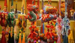 县城青年春节摆摊，勇敢的人先月入过万