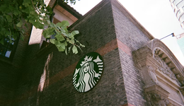 星巴克在中國(guó)：既要下沉，又要高端