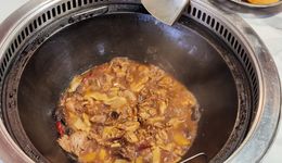 被哈爾濱帶火的鐵鍋燉，成了餐飲業(yè)2024年首個(gè)爆品？