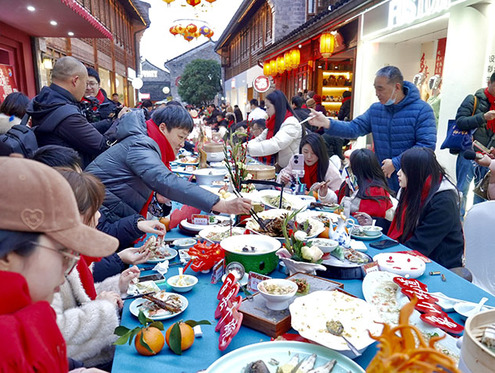年味浓了，宁波百米长龙宴开席