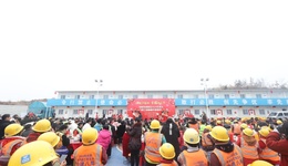 建设现场也是新春舞台，建筑施工与返乡务工人员齐团年