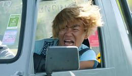 风雪返乡人，抱着“电动爹”哭了