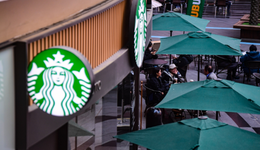 縣城里的零食店和星巴克以及“擁擠”的游客