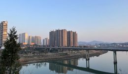 返乡潮退去后的县城：遍地是人情