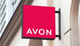 138岁的雅芳，走在十字路口