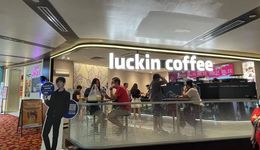 中國茶咖在新加坡：瑞幸門店訂單不斷，喜茶大排長龍