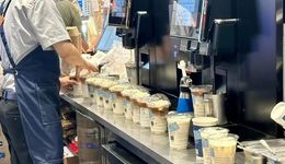 突破“200亿元”大关，瑞幸咖啡年营收首次超过星巴克中国