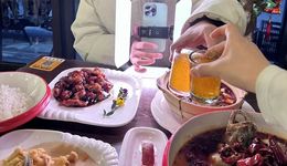 一桌子菜8個(gè)人拍，我是網(wǎng)紅餐館的“流水線博主”