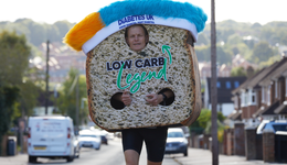 低碳水，真能吃出快乐感？看这个英国品牌如何靠一款宝藏原料做到