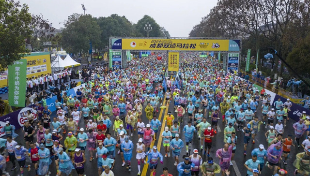 2024成都双遗马拉松今日开跑，都江堰水利人与3万名跑友共赴十年之约