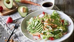 一碗轻食，刺中了多少人的钱包