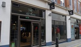 安踏有更多钱给中产贴标签了