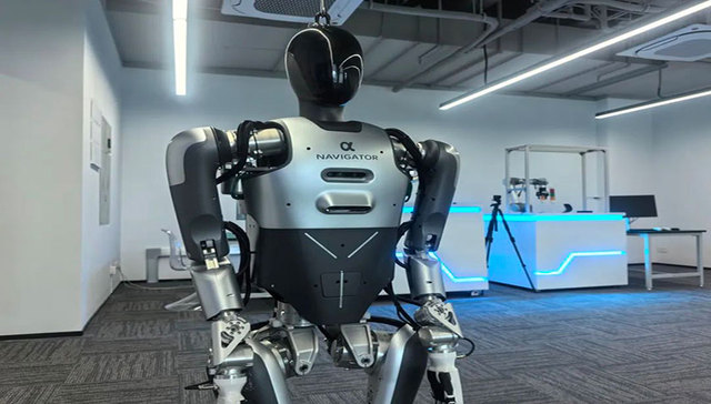 会擦桌子、斟茶倒水！甬产人形机器人首次亮相