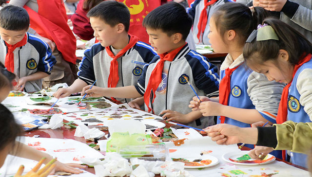 “记忆花园”架起祖孙沟通桥梁 这堂大思政课很感人