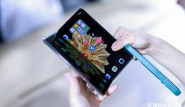 AI接過(guò)折疊屏的敘事權(quán)