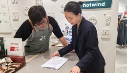 邮储银行省直属天府支行前往商圈开展“零钱包”兑换工作