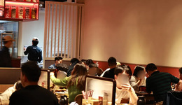 只卖18道菜，人均50元，这批小餐馆排队排疯了