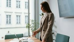 打工人遇到霸总领导：听话、背锅、随叫随到