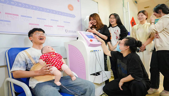 这个母亲节，大学生组团去“当妈”